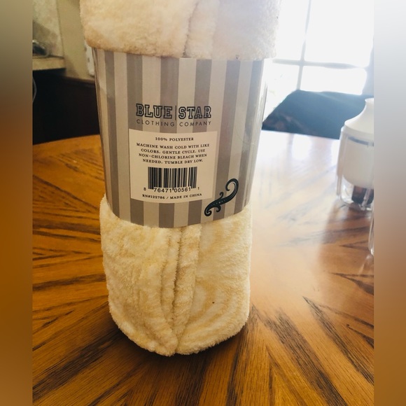 Cuddle up bath wrap. Cream color. NWT - Picture 3 of 3